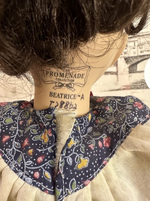 Papusa ceramica de colectie Promenade