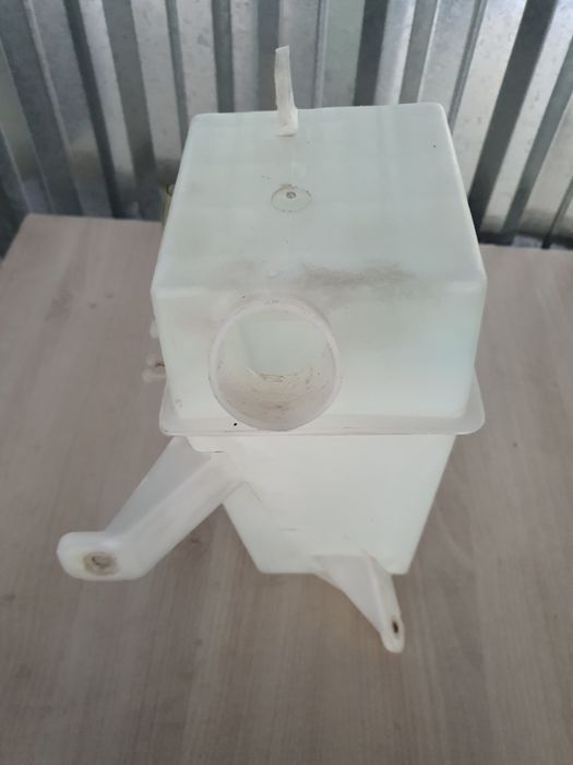 Бачек для жидкости на очистку Стекла Авто Жентра в рабочем состоянии