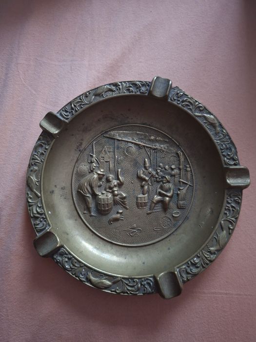 Obiecte vintige,casca,fier de calcat,scrumiera