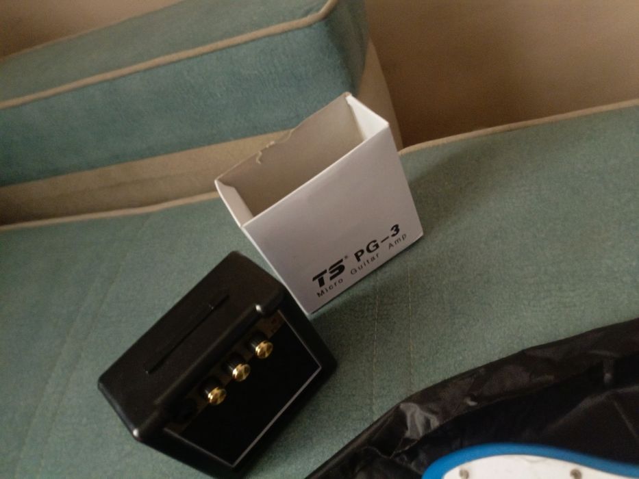 Электро Гитара с усилителем и колонкой обсолютно новая