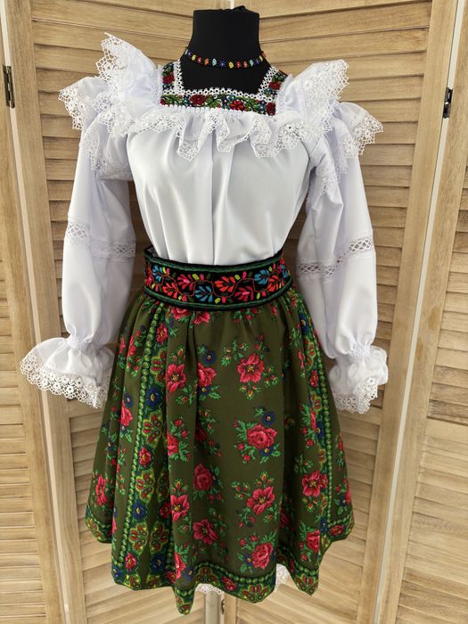 Costum popular pentru doamne și domnișoare de Maramureș complet
