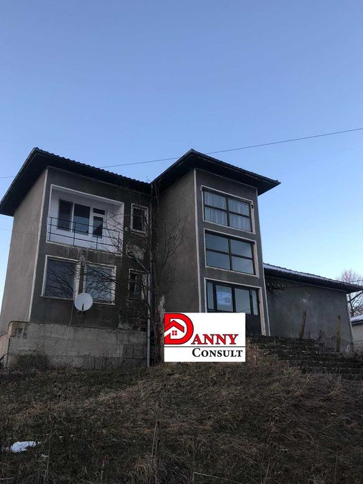 Двуетажна монолитна къща с двор в с. Беброво