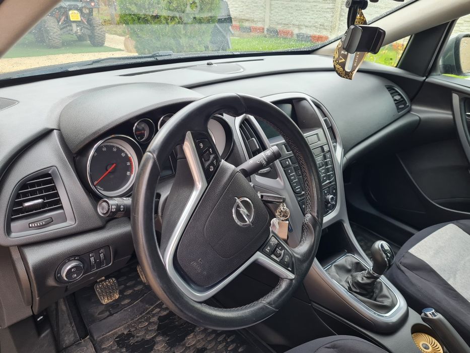 Opel astra j sedan