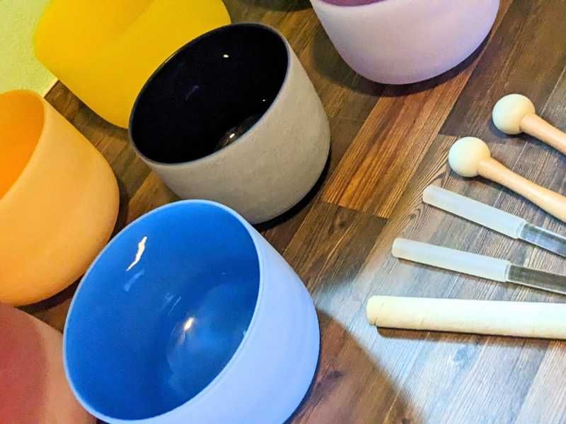 Пеещи Кристални Купи 7 Чакри Настроени На 432 Херца За Звуколечение
