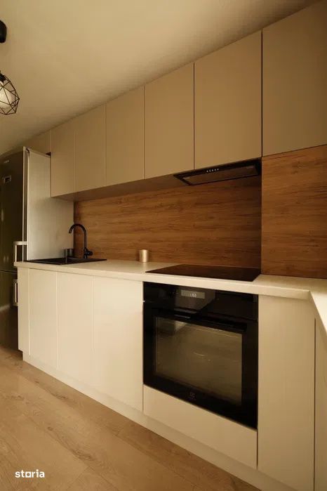Apartament cu 2 camere, parcare, etaj intermediar, zona Eroilor