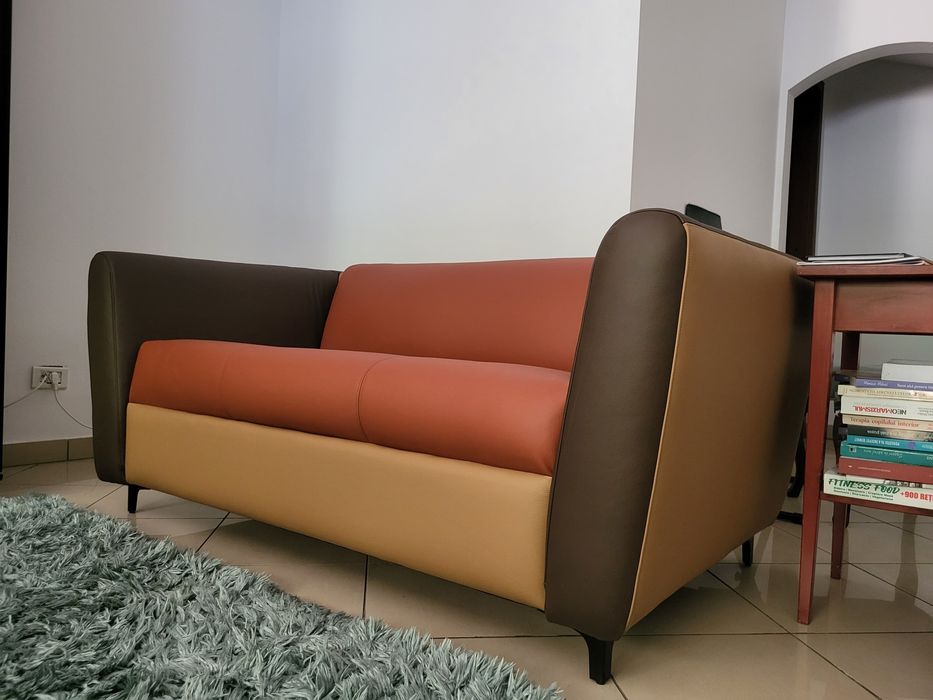 Vand set 2 canapele din piele naturala, foarte putin folosite