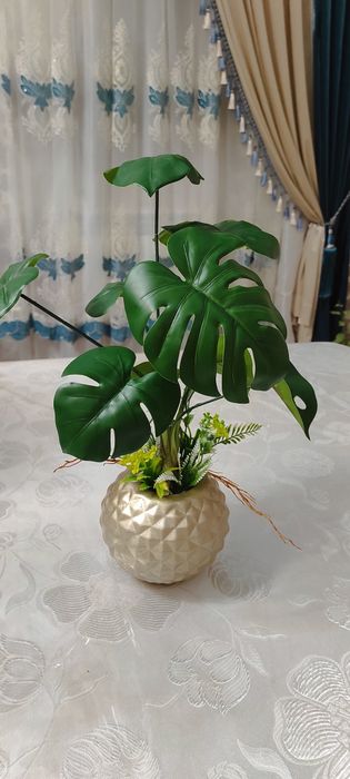 Sun'iy gul. Monstera