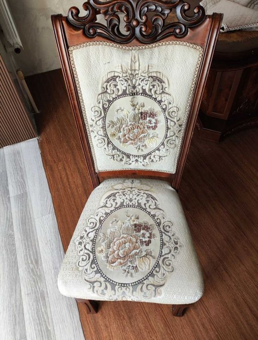 Продаётся стол со стульями