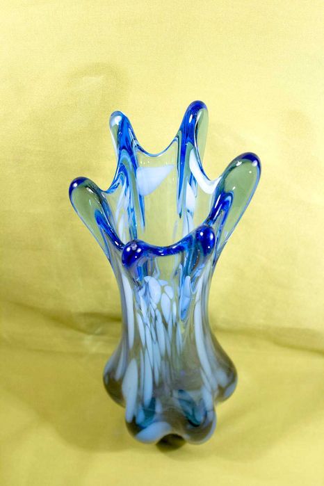 Вазочка про-ва Чехословакия -Старая Богема 50-х годов, цветоне стекло.