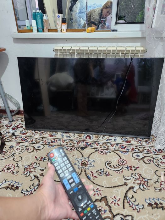 Телевизор почти новый.