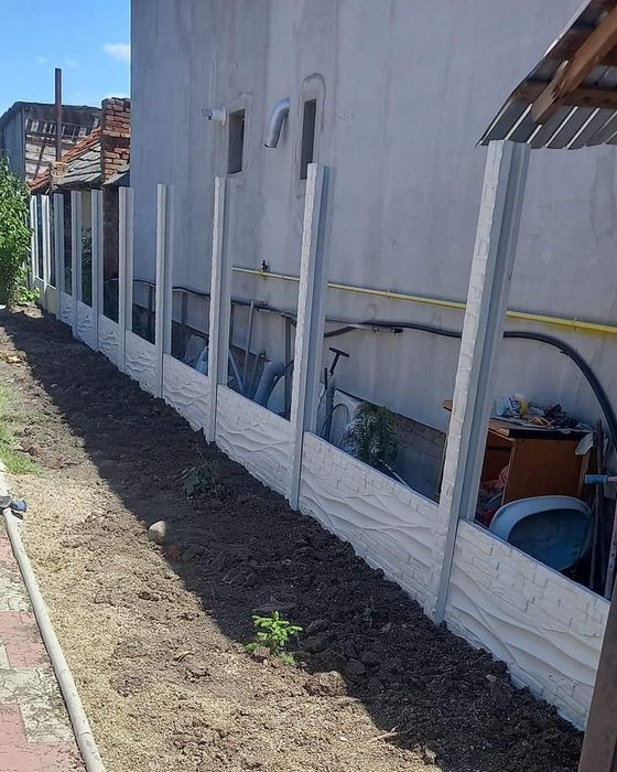 Producem stâlpi placi de gard din beton comprimat Oferim montaj profes