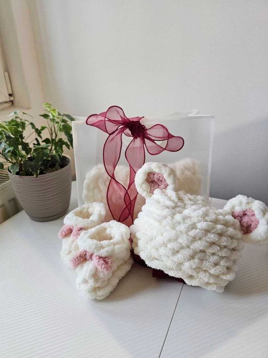 Set tricotat căciuliță cu urechi + botoșei, handmade