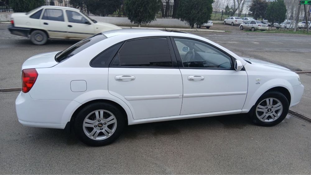 Продается авто Лассети 2009 года мотор 1.8 кпп автомат Торг уместен