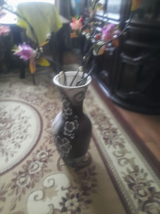 Продам напольную вазу с цветами