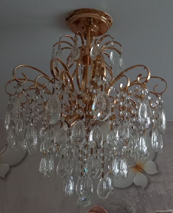 Продам люстру на потолок