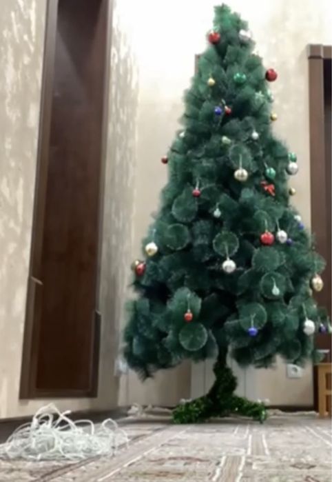 Новогодняя ёлка с игрушками, мишурами, гирляндами и звездой