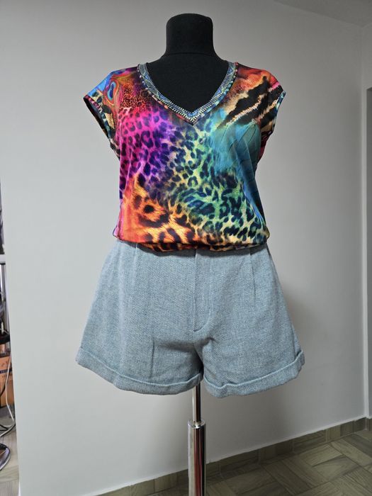 Pantaloni scurti din fibre naturale, prezintă captuseala cu buzunare