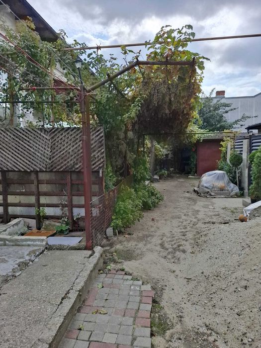 Garsoniera în casă veche cu curte comună