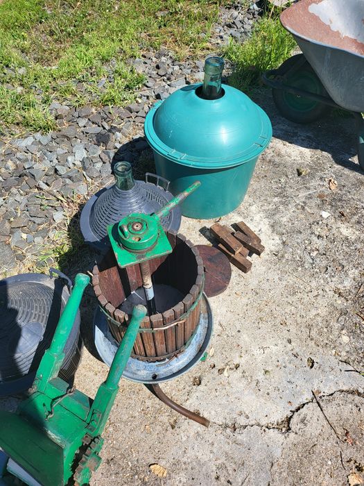 Zdrobitor, presa și 3 damigene