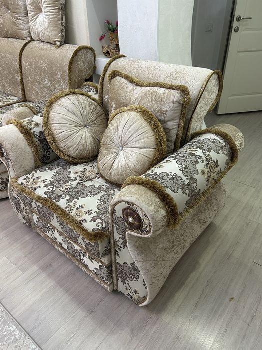 Диван для зала или хола