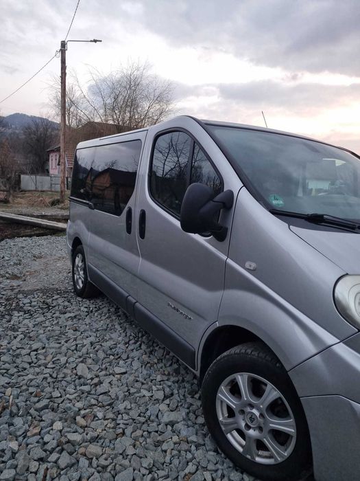 Vând Renault Trafic (8+1 locuri), autoturism spațios și fiabil