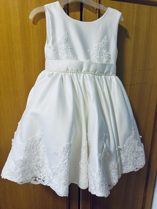 Бяла официална рокля