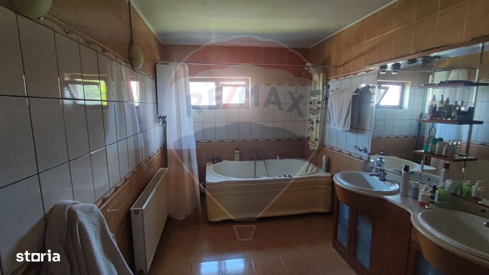 Casă cu 6 camere de vânzare, teren generos, Osorhei