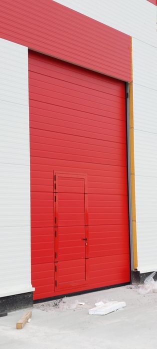 Ușa de garaj  sectionala izolata industriala începând de la 999 euro