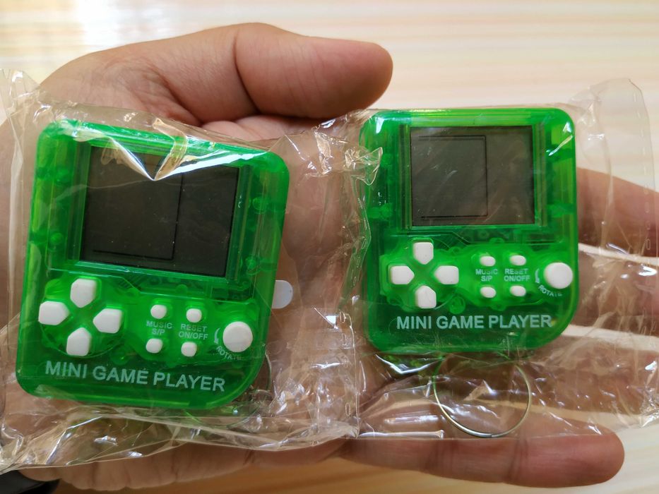 Game Box Mini - breloc, cu 26 de jocuri clasice: Tetris, Cars, etc.