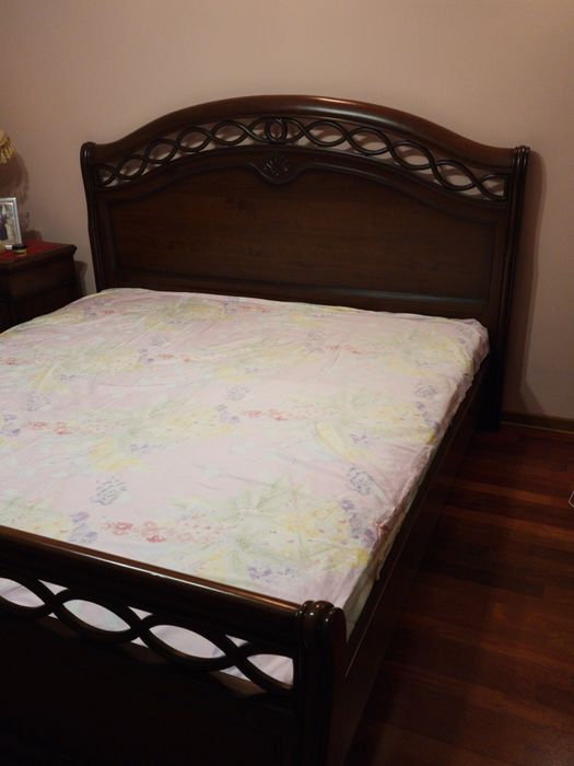 Двухспальная кровать с матрасом