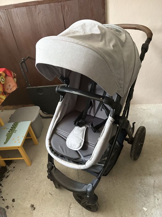 Продавам бебешка количка kinderkraft