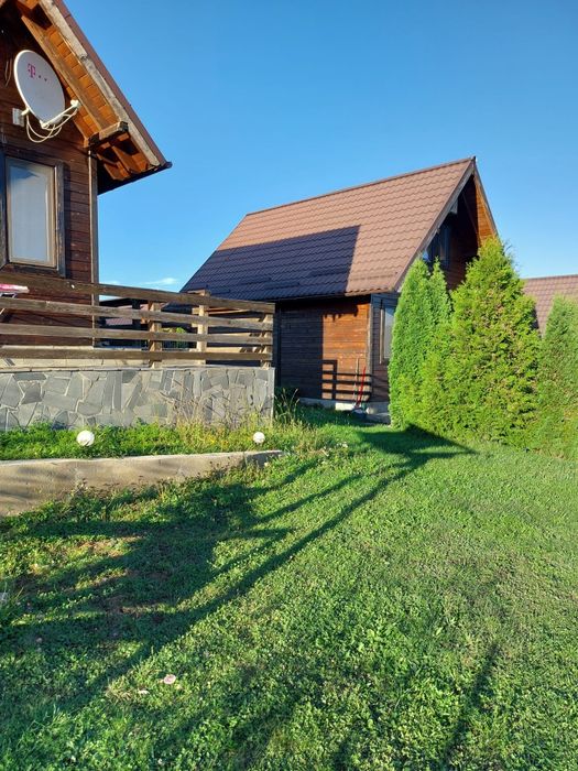 Doua cabane de vanzare