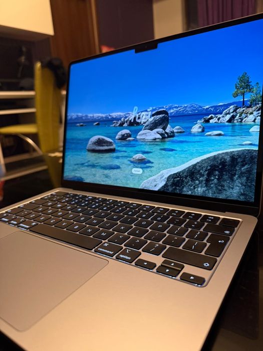 Vând MacBook Air 13.6