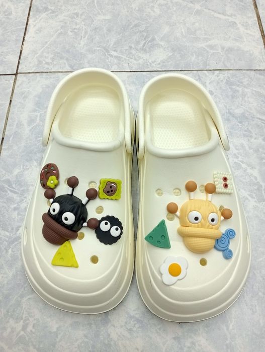 Продаются Crocs.
