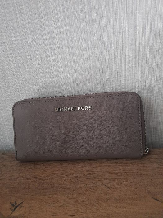 Mishael Kors дамско портмоне.