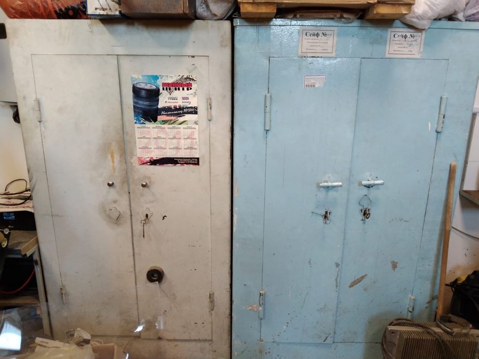 Большой сейф на ключе