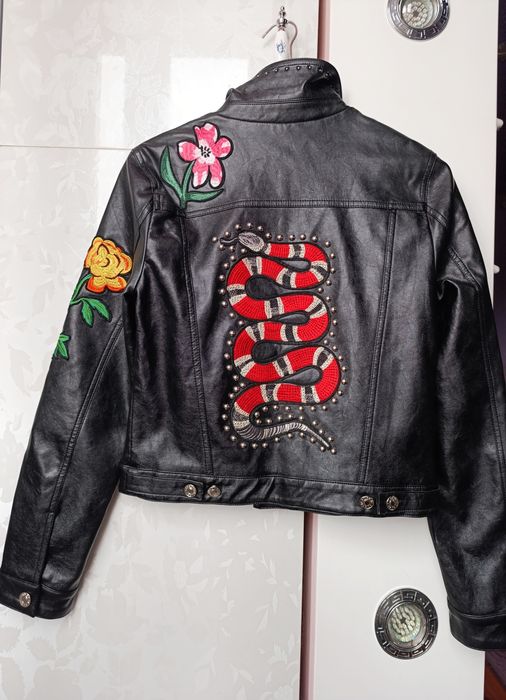 Уникално яке от естествена кожа с бродерии и капси