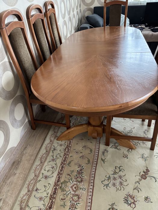 Продам стол и 6 стульев в гостинную