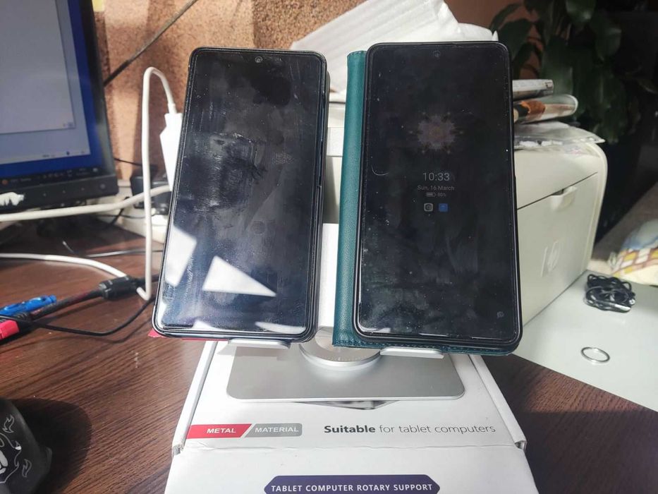 Метална стойка за телефон и таблет.