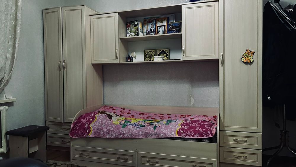 Продается кровать с шкафами и тумбой