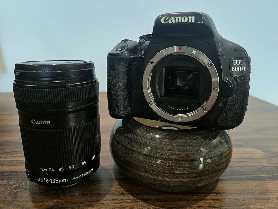 Canon EOS 600D + obiectiv Canon 18-135mm IS