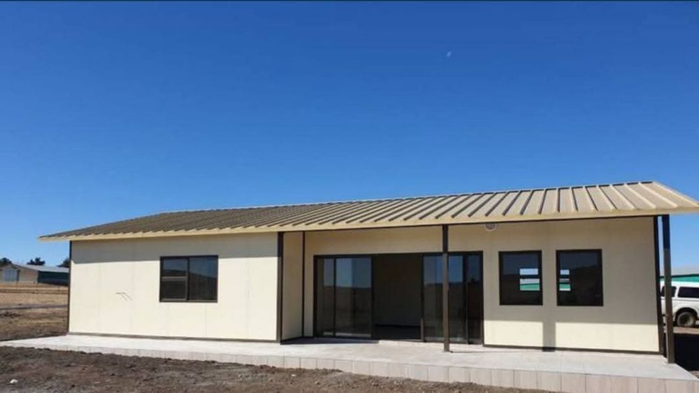 Vindem case din structură metalică învelite cu panouri