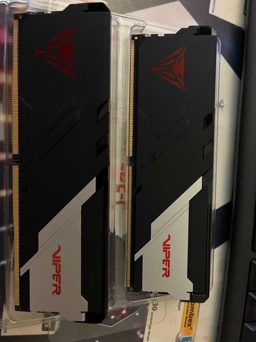 Vând kit memorie RAM Patriot Viper Venom 32GB (2x16GB) DDR5 6400MHz CL32 Dual Channel, în stare perfectă, ca nou.