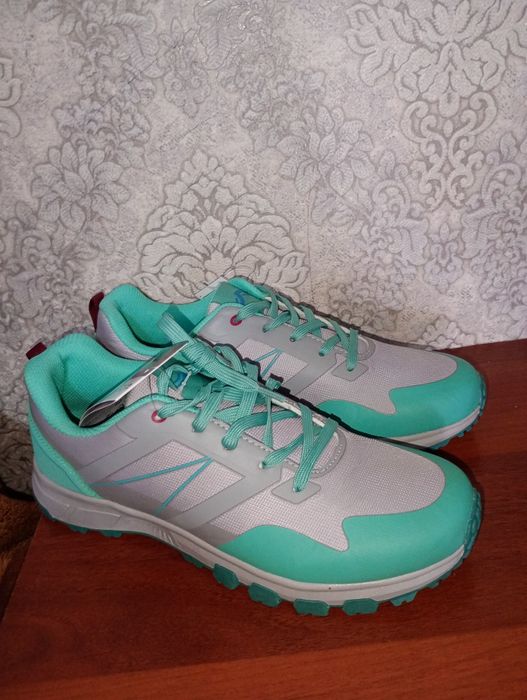 Кроссовки новые спортивные