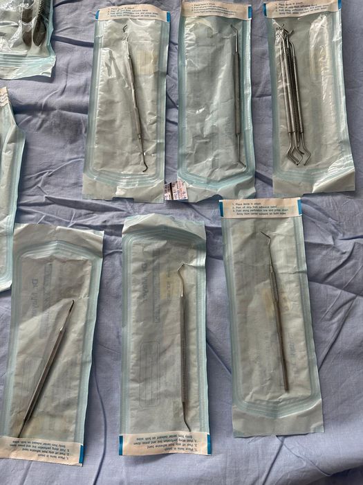 Stomatologie: 18 elevatoare, 17 clești și 9 chiurete