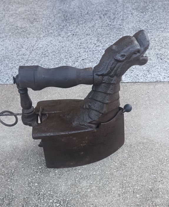 Fier vechi de călcat, cu Horn