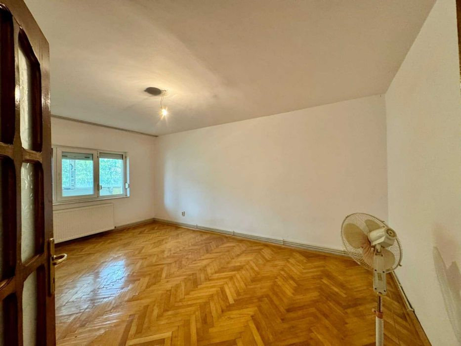 Apartament 3 camere decomandat de vânzare Roman