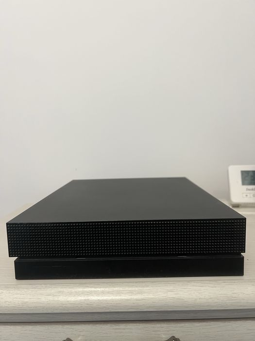 xbox one X + 2 controlere