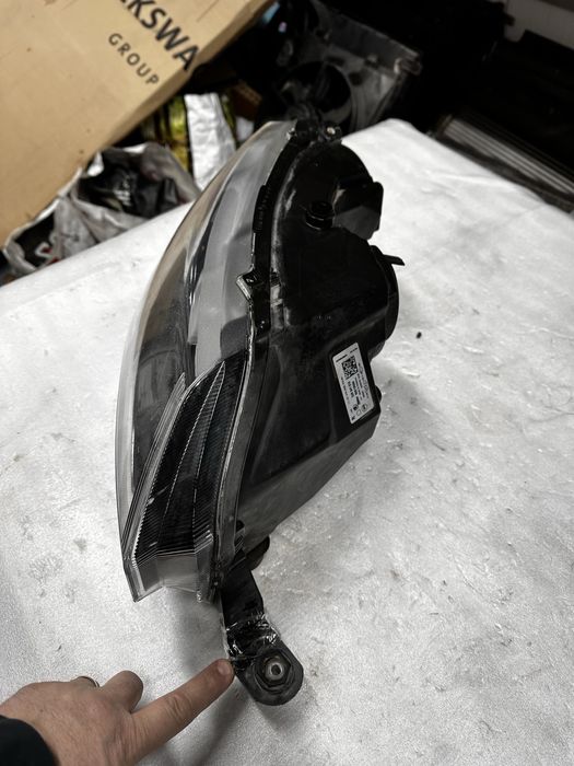 Far dreapta skoda rapid.