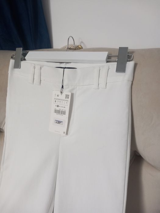Blugi albi elastici evazati cu talie inalta măsură S Zara noi